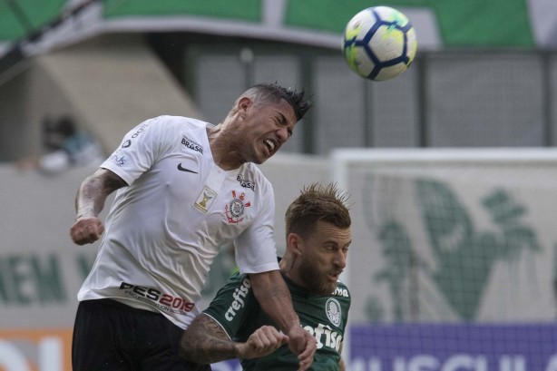 Ralf disputa jogada com adversário
