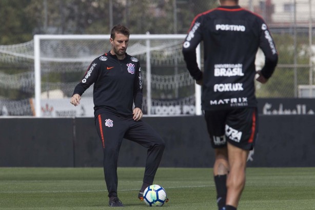 Zagueiro Henrique no treino antes de enfrentar seu ex-clube