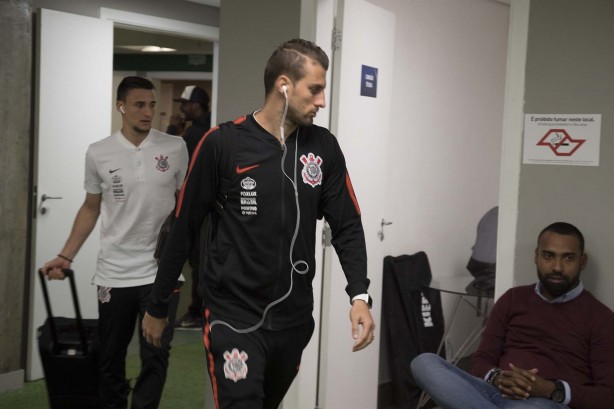 Zagueiro Henrique no vestiário para a partida contra o Palmeiras