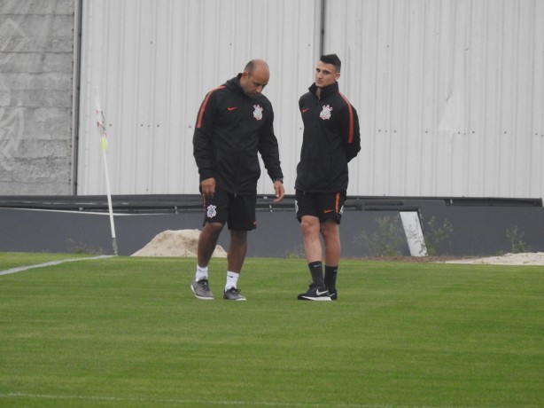 Mantuan correu em volta do gramado ao lado do preparador físico
