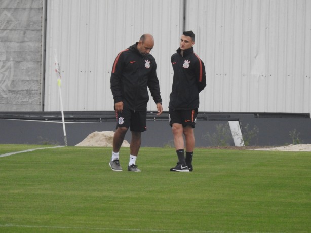 Mantuan correu em volta do gramado ao lado do preparador fsico