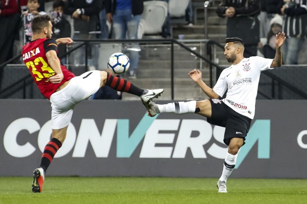 Clayson disputa jogada na partida contra o Sport