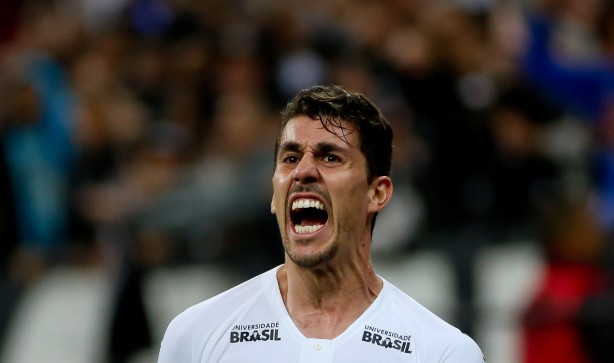 Danilo Avelar marcou o segundo gol do Timão nesta noite de domingo