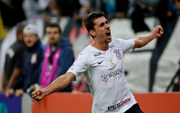 Danilo Avelar vibrou muito ao marcar seu primeiro gol no Timão
