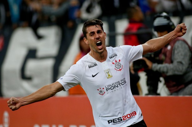 Danilo Avelar vibrou muito ao marcar seu primeiro gol no Timão