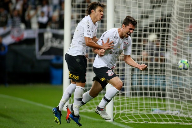 Danilo Avelar vibrou muito ao marcar seu primeiro gol no Timão