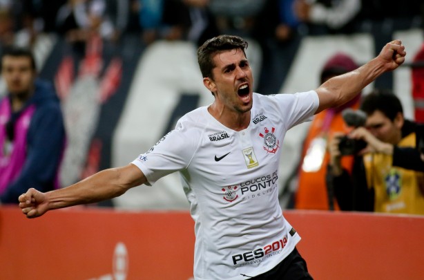 Danilo Avelar vibrou muito ao marcar seu primeiro gol no Timão