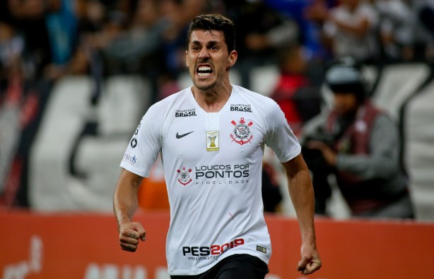 Danilo Avelar vibrou muito ao marcar seu primeiro gol no Timão