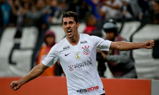 Danilo Avelar vibrou muito ao marcar seu primeiro gol no Timão