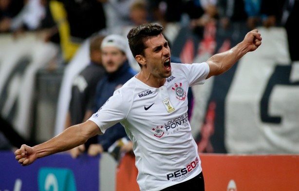 Danilo Avelar vibrou muito ao marcar seu primeiro gol no Timão