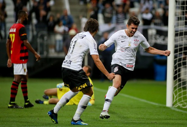 Danilo Avelar vibrou muito ao marcar seu primeiro gol no Timão