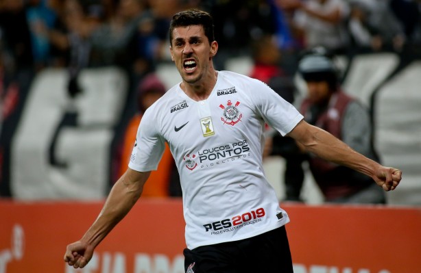 Danilo Avelar vibrou muito ao marcar seu primeiro gol no Timão