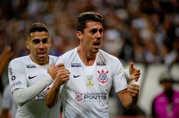 Danilo Avelar vibrou muito ao marcar seu primeiro gol no Timão