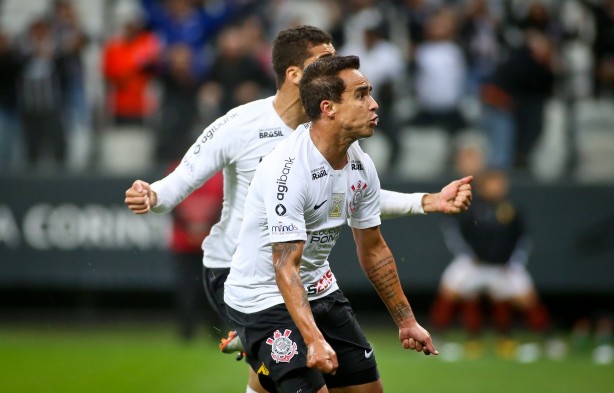 Jadson vibrou muito ao marcar o primeiro gol do Timão