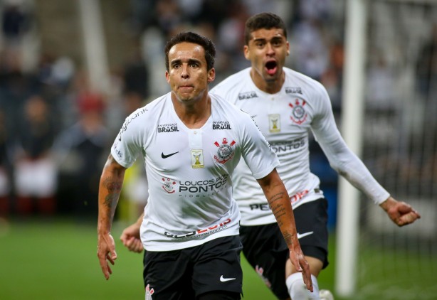 Jadson vibrou muito ao marcar o primeiro gol do Timão