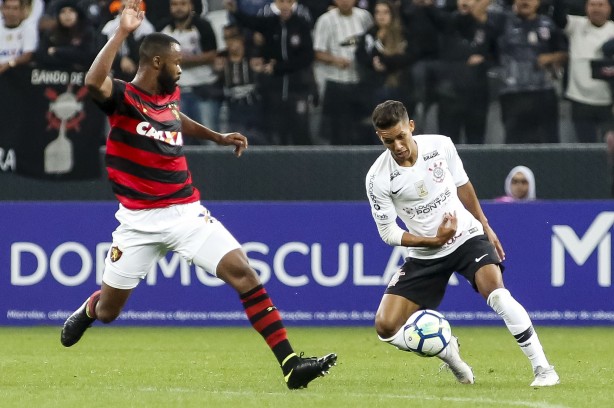 Pedrinho durante o jogo contra a Sport, pelo Brasileirão