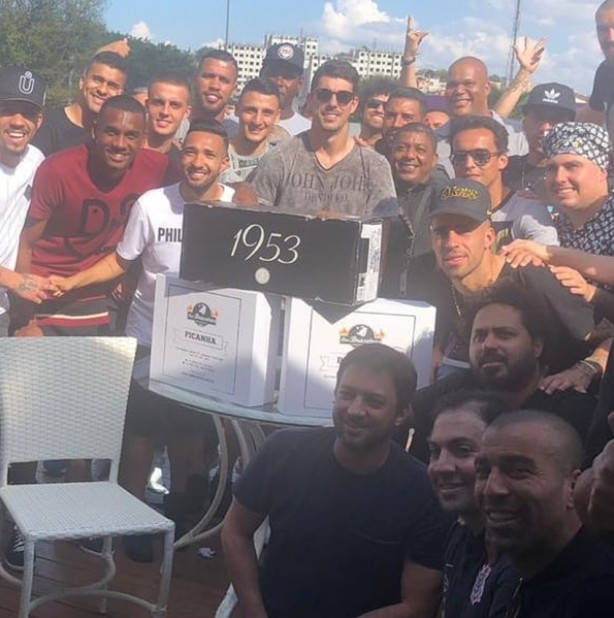 Jogadores, membros da comissão técnica, da diretoria e funcionários do Corinthians se reuniram no CT Joaquim Grava após o treinamento desta quarta-feira, realizado no período da manhã. O refeitório do centro de treinamento recebeu uma confraternização com