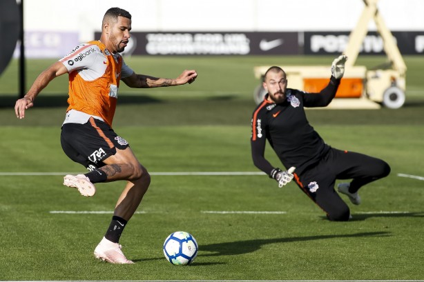 Jonathas durante o treino de hoje no CT