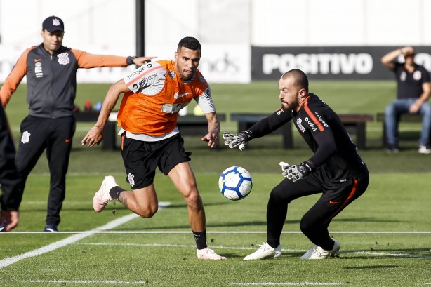 Jonathas e Walter durante o treino de hoje no CT Joaquim Grava