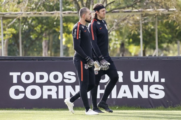 Os goleiros Walter e Cássio durante o treino de reapresentação do elenco no CT Joaquim Grava