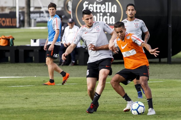 Os jovens Mantuan e Pedrinho treina sob o olhar de Jair Ventura no CT