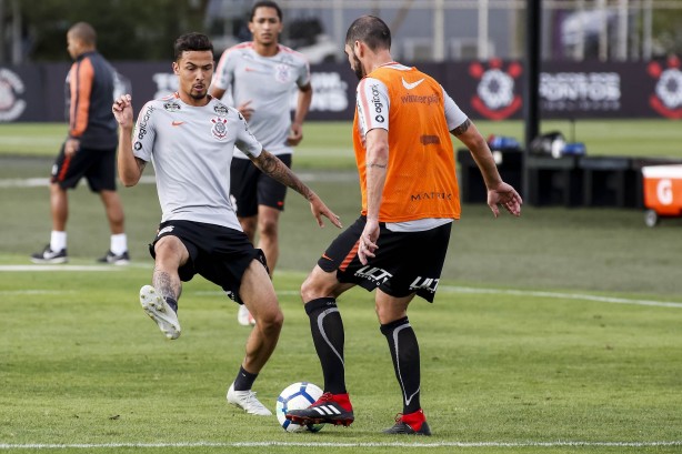 Thiaguinho e o mito Danilo durante o treino no CT Joaquim Grava