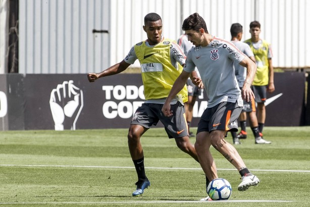 Danilo Avelar no treino desta manhã no CT Joaquim Grava