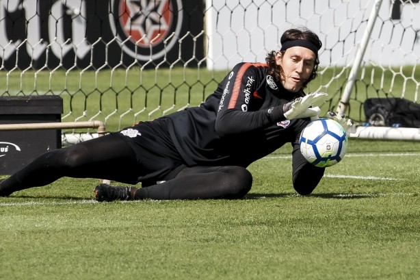 Goleiro Cássio durante o treinamento desta manhã de quarta-feira no CT Joaquim Grava