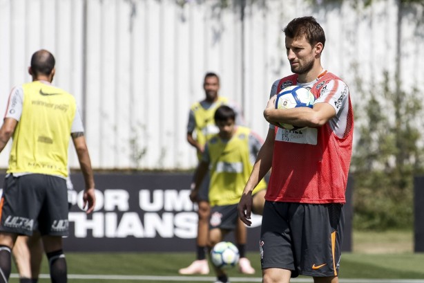 Henrique durante as atividades desta manhã no CT Joaquim Grava