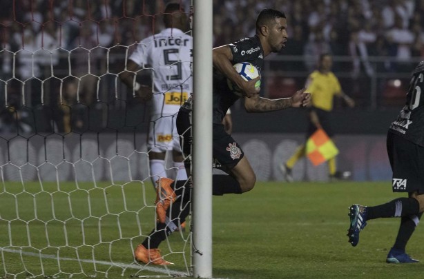 Jonathas marcou um gol pelo Corinthians, diante do So Paulo, no Morumbi