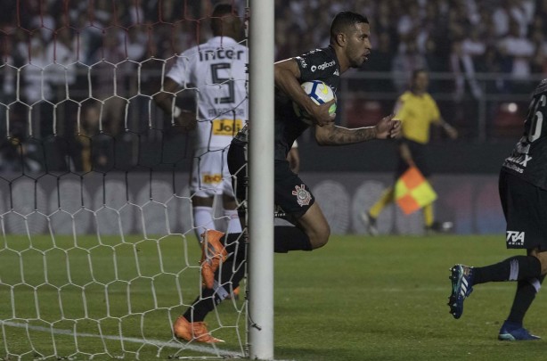 Jonathas marcou um gol pelo Corinthians, diante do São Paulo, no Morumbi