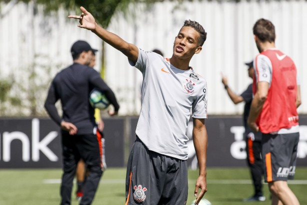 O jovem Pedrinho no treino desta manhã no CT Joaquim Grava