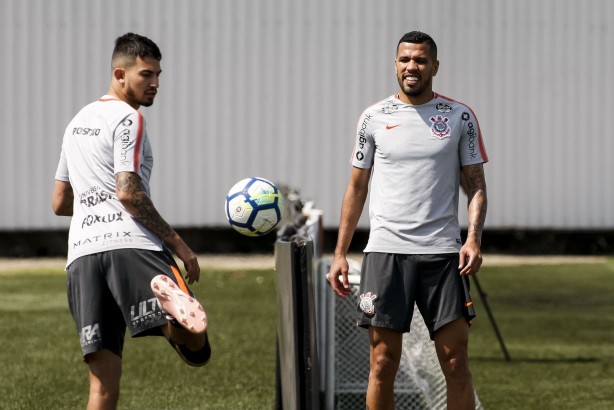 O zagueiro Pedro Henrique o atacante Jonathas no treinamento desta manhã no CT