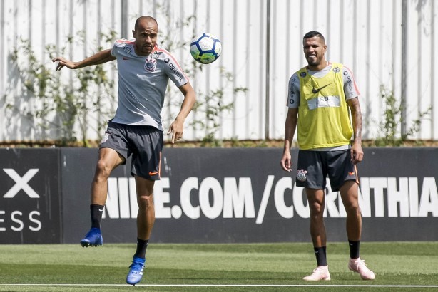 Os atacante Roger e Jonathas no CT Joaquim Grava
