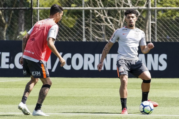 Volante Douglas no CT Joaquim Grava durante atividades da manhã