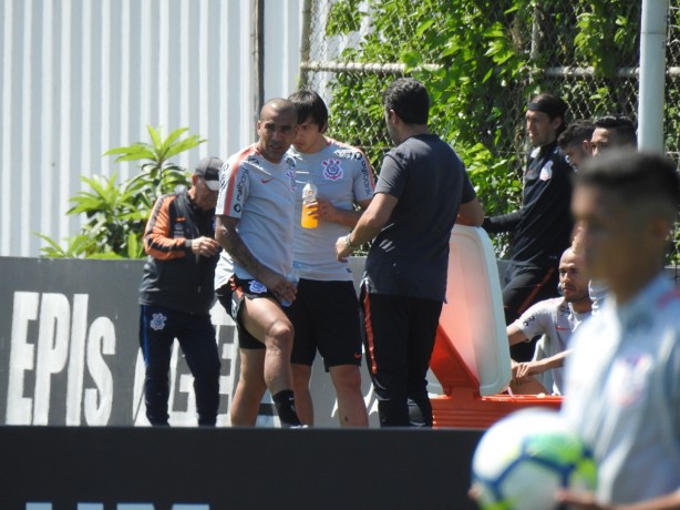 Emerson Sheik, que se recupera de um problema no tórax, não participou do mini coletivo