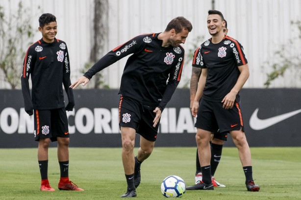 Henrique e Mantuan no treino desta manhã no CT Joaquim Grava