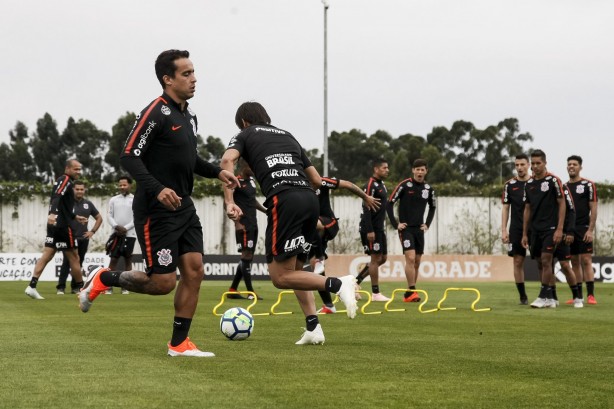 Jadson e companheiros treinam pela manhã no CT Joaquim Grava
