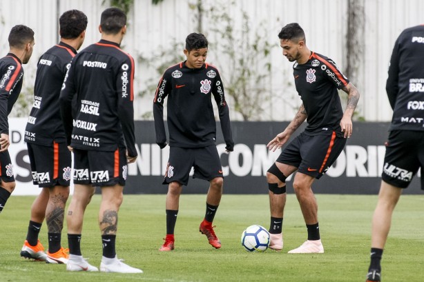 Jogadores treinam pela manhã no CT Joaquim Grava