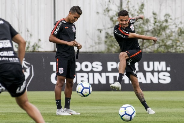 Pedrinho e Thiaguinho no treinamento de hoje no CT Joaquim Grava
