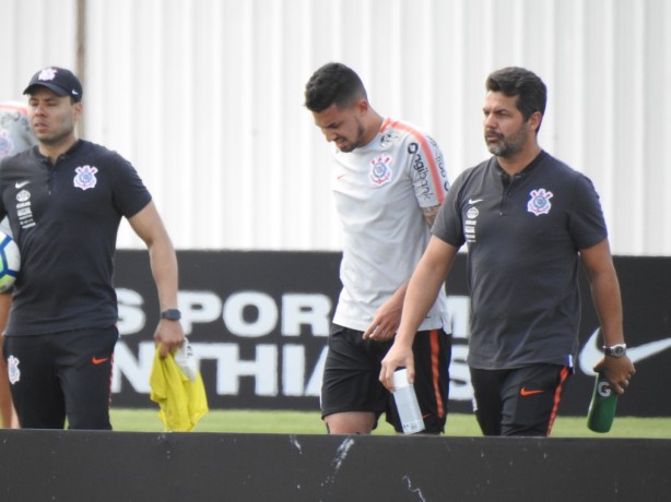 Pedro Henrique sentiu dores e deixou o gramado antes do trmino do coletivo