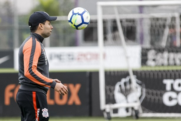 Técnico Jair Ventura comanda treino em busca da equipe ideal