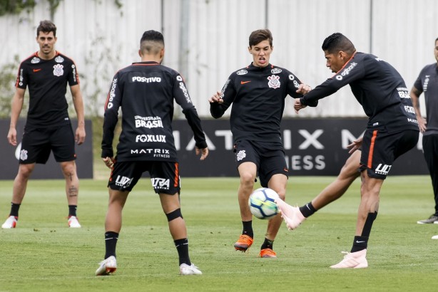 Vital e companheiros no treino desta manhã no CT Joaquim Grava