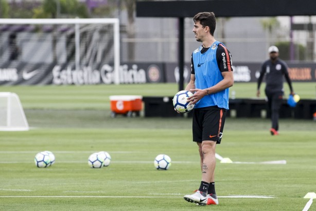 Danilo Avelar durante o treino desta manhã no CT