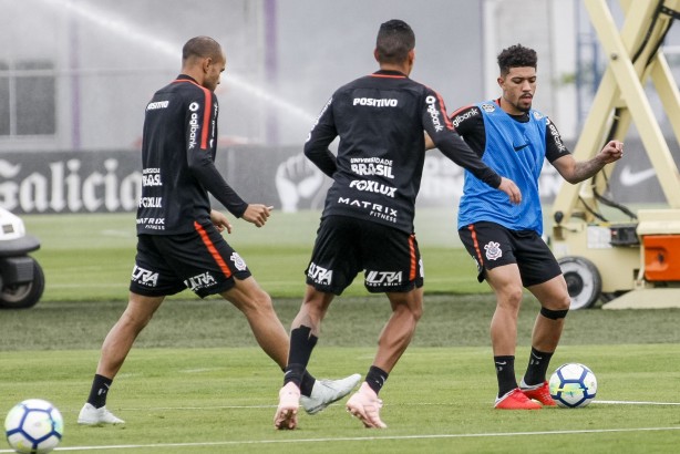 Douglas e companheiros no treino desta manhã no CT