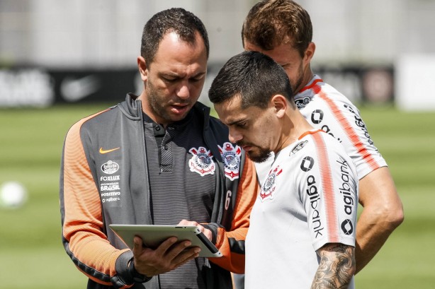 Fagner recebe instruções durante o treino desta manhã no CT