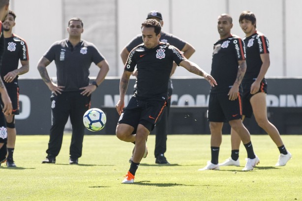 Jadson durante o último treino do Corinthians antes do jogo contra o Internacional