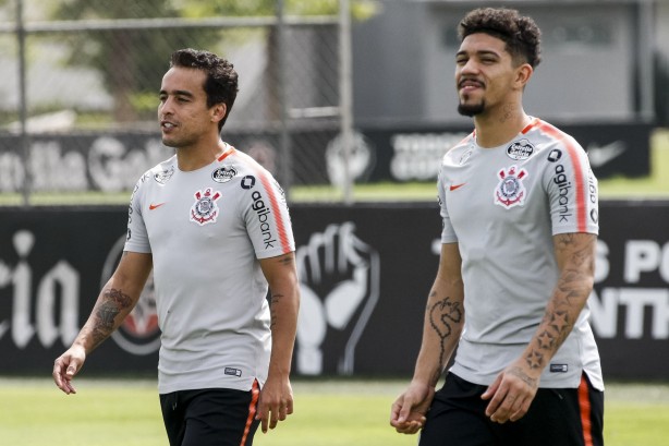Jadson e Douglas caminham no treino desta manhã no CT