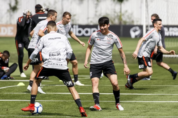 Jogadores treinando no CT Joaquim Grava para encarar o Internacional, no domingo