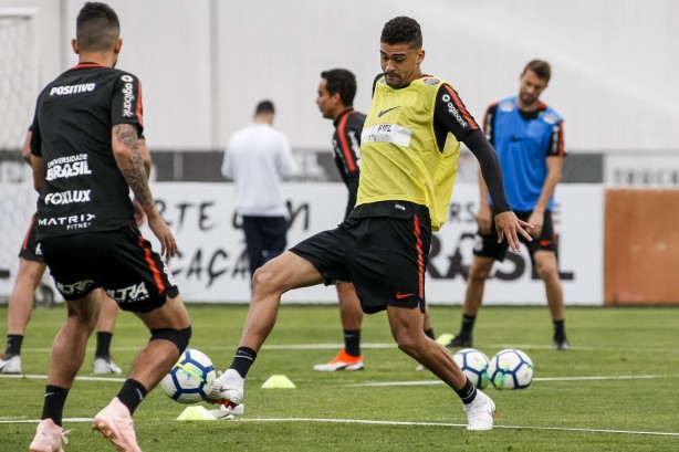 Léo Santos em jogada durante o treino desta manhã no CT